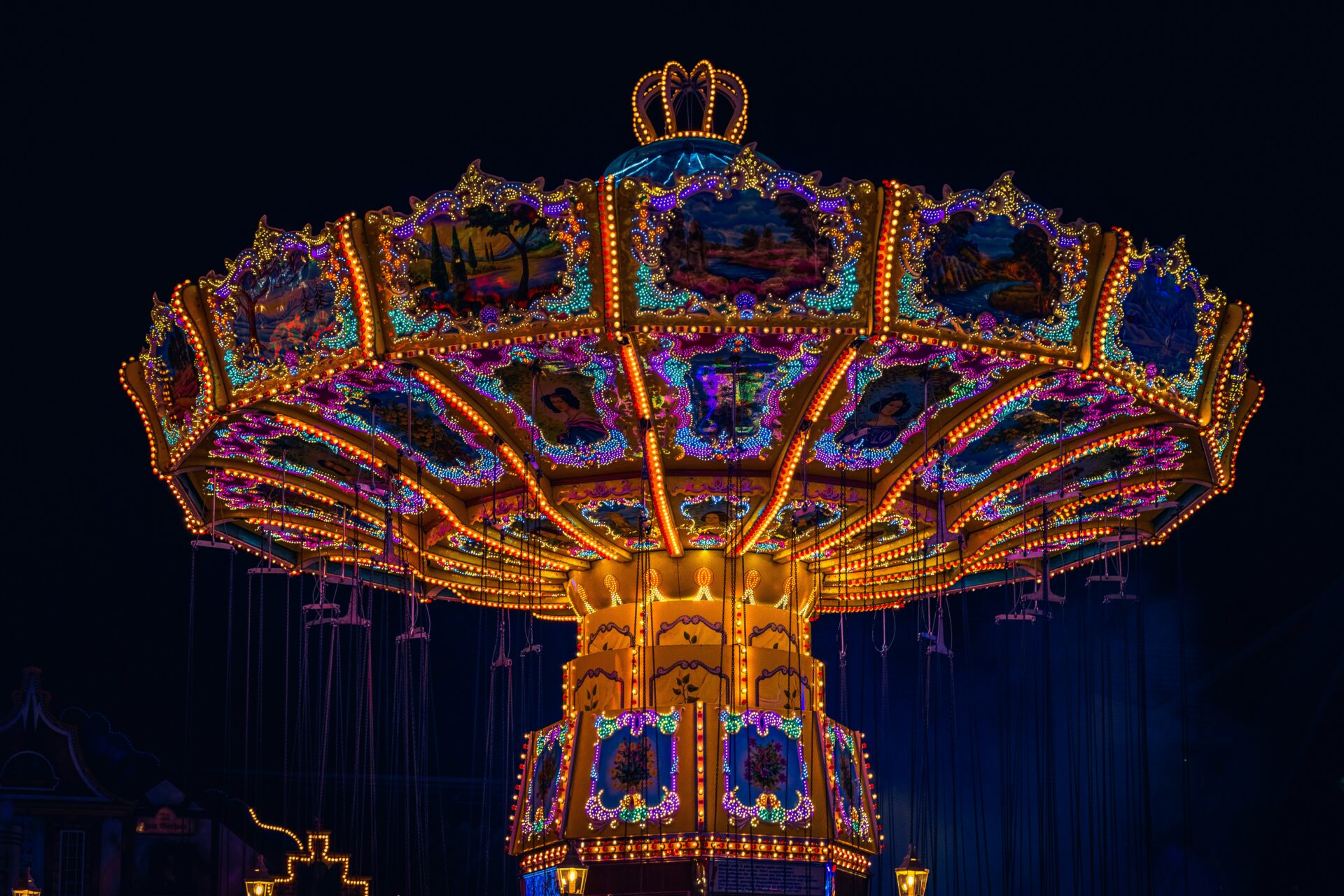 Freimarkt at night with brightly lit amusement rides