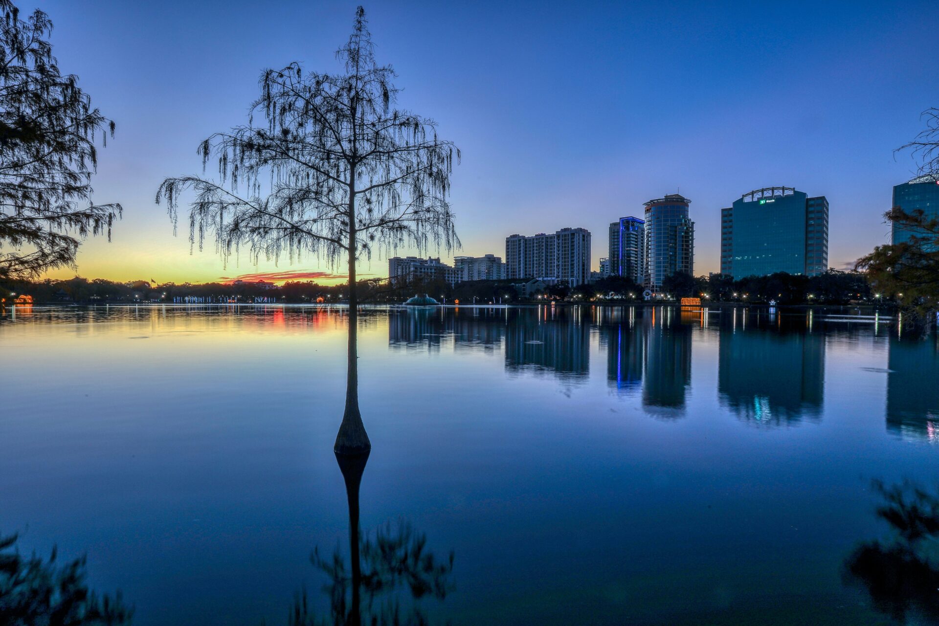 A peaceful sunrise over Lake Eola in Orlando