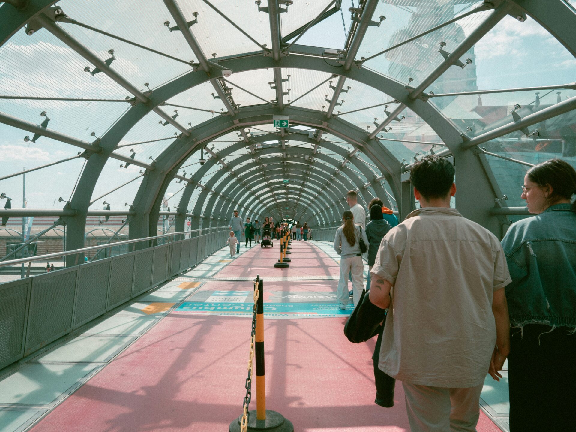 People in a tunnel between two buildings in a shopping mall in Bremerhaven