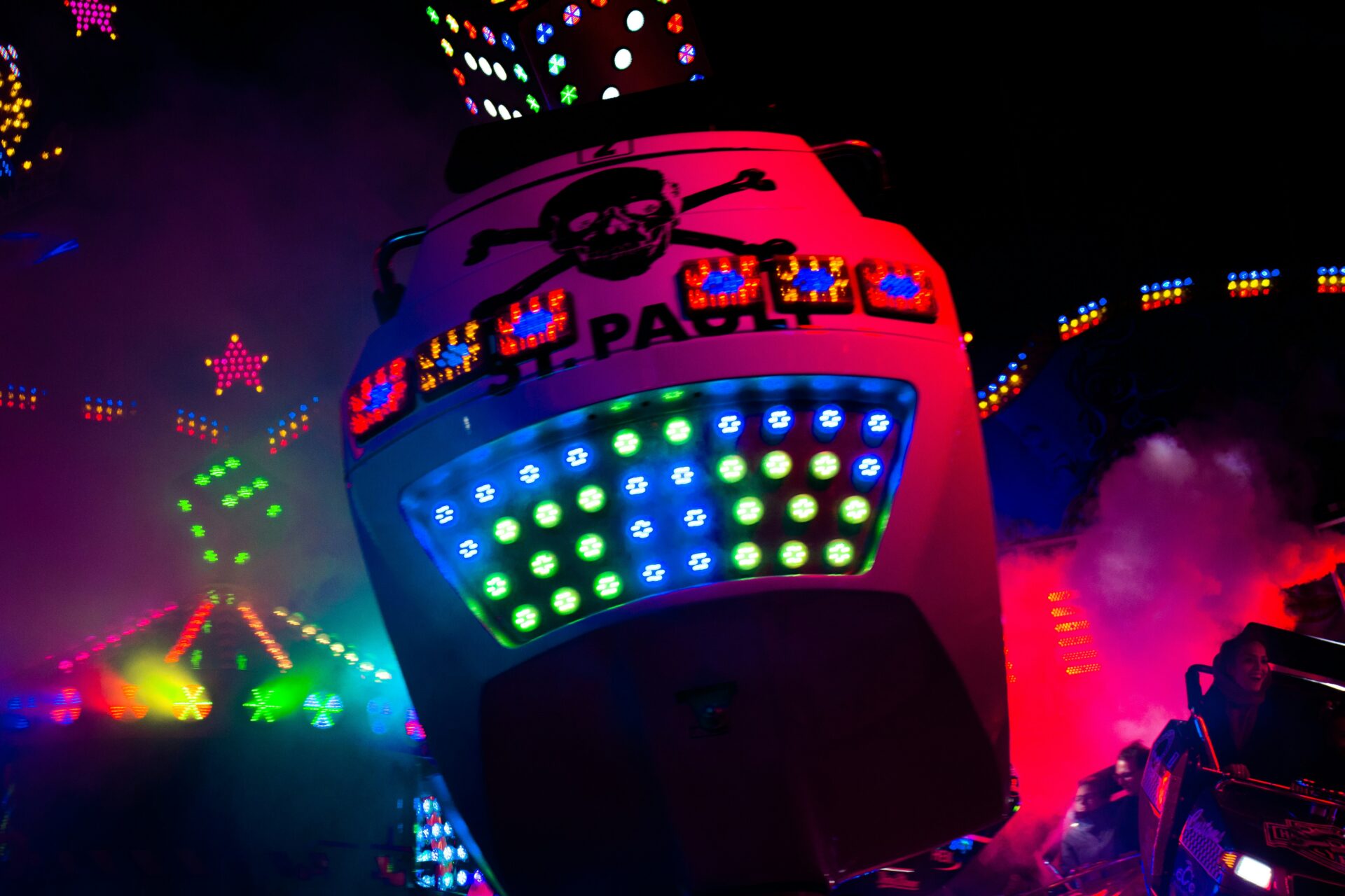 The St. Pauli fairground lit up at night
