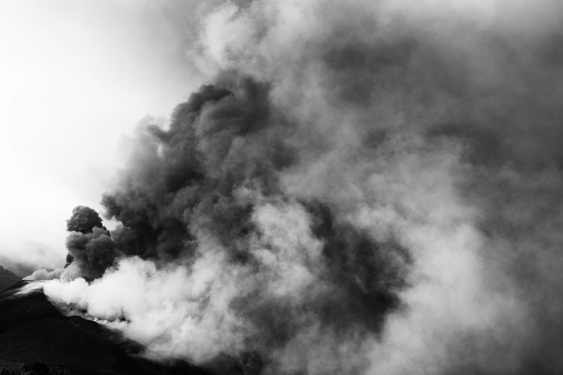 Huge ash cloud rising above La Palma’s Cumbre Vieja volcano