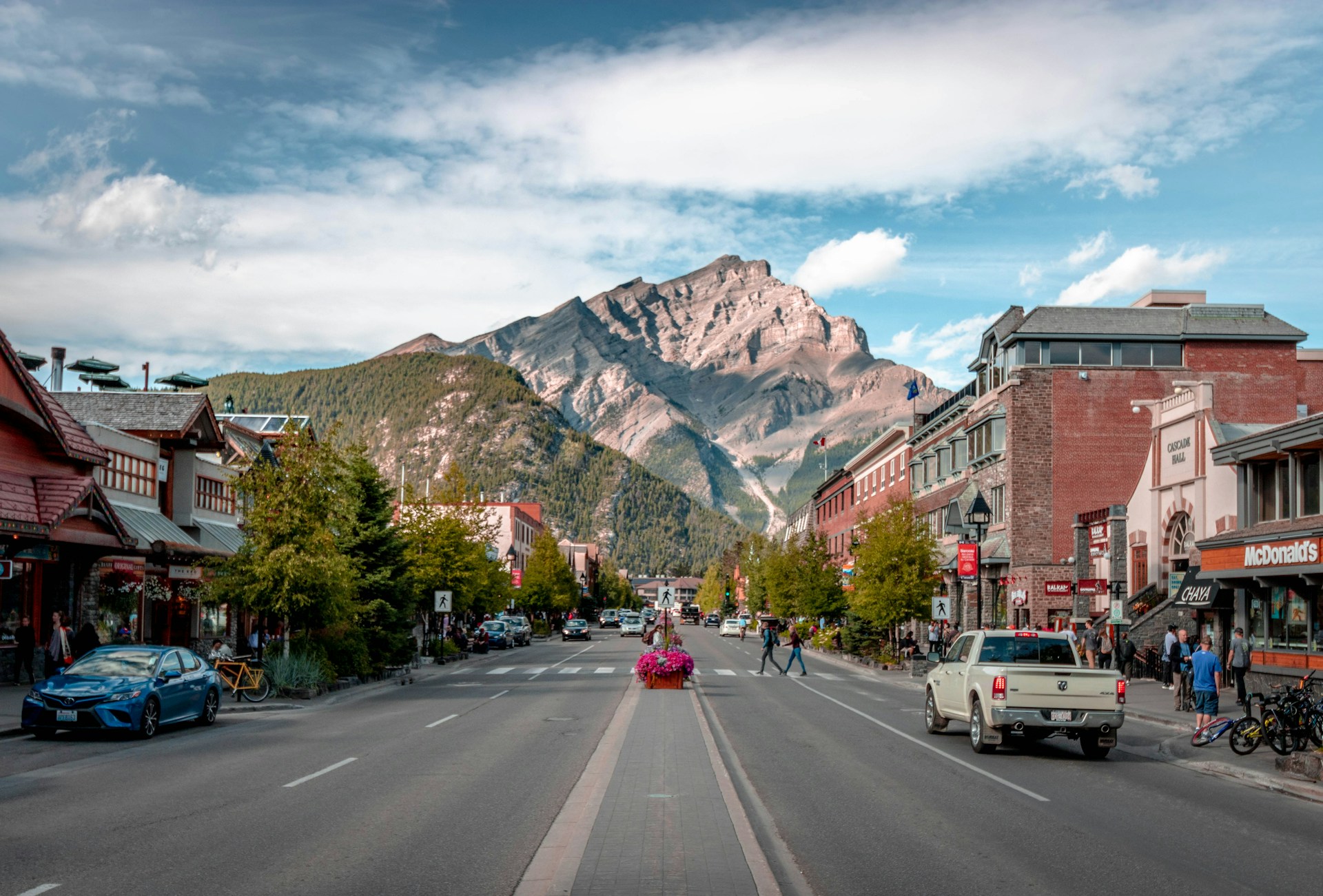 Street view in Banff, Alberta, with mountains behind