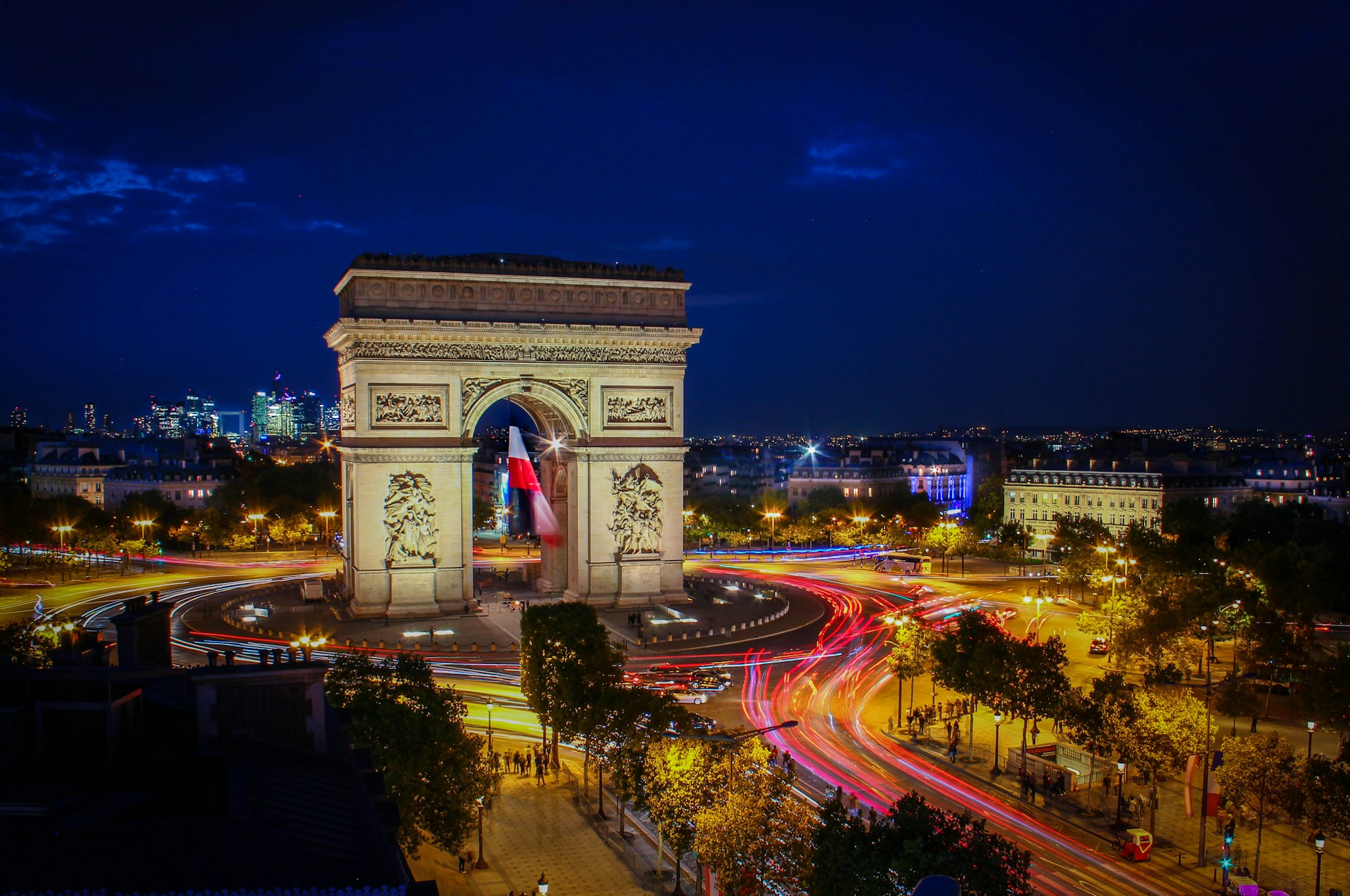 L'Arc de Triomphe de l'Étoile illuminated at night