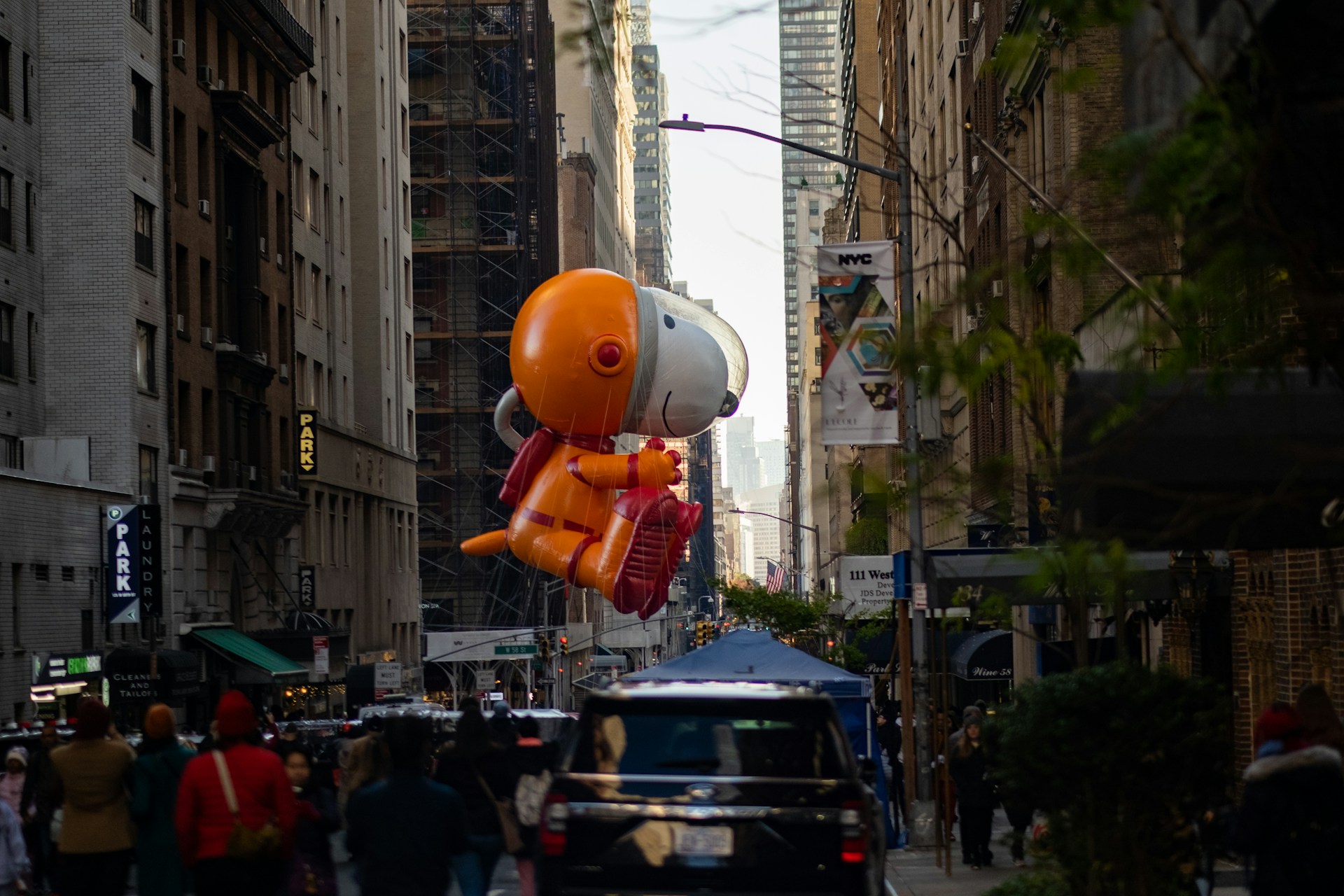 A bustling Manhattan street on Thanksgiving Day