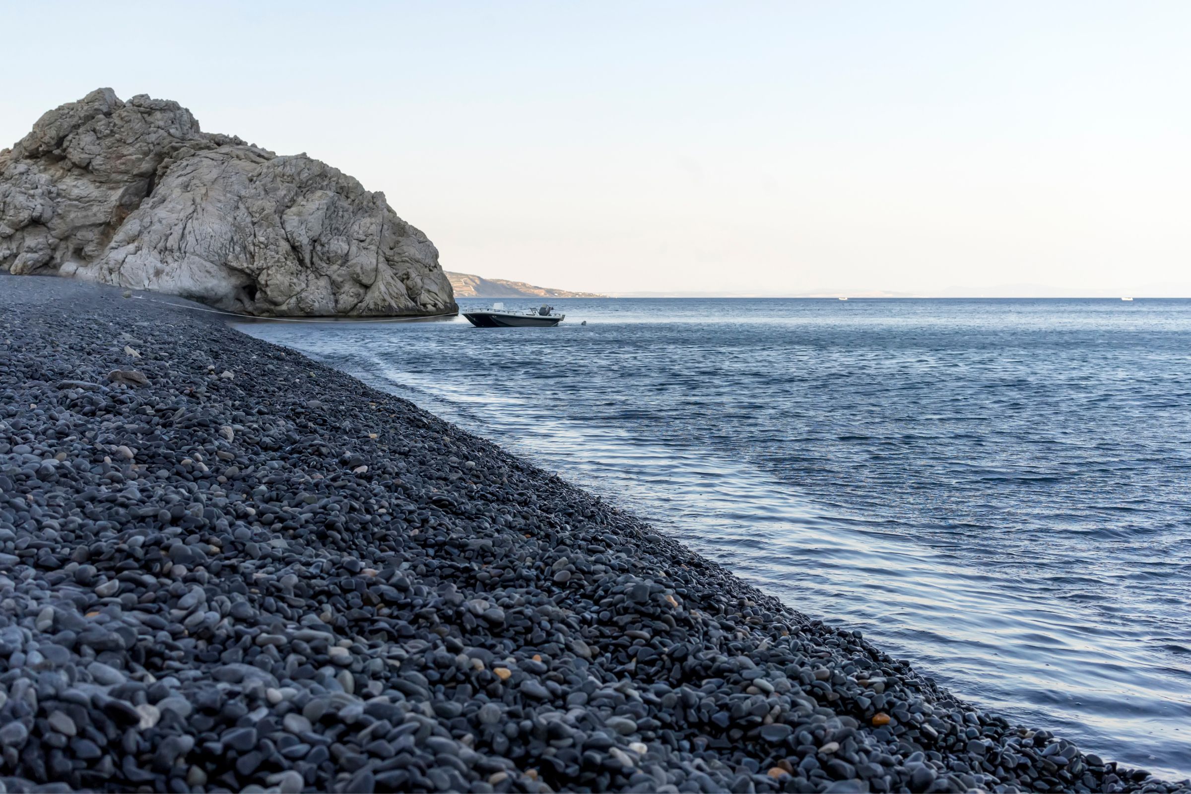 Mavra Volia black pebbles