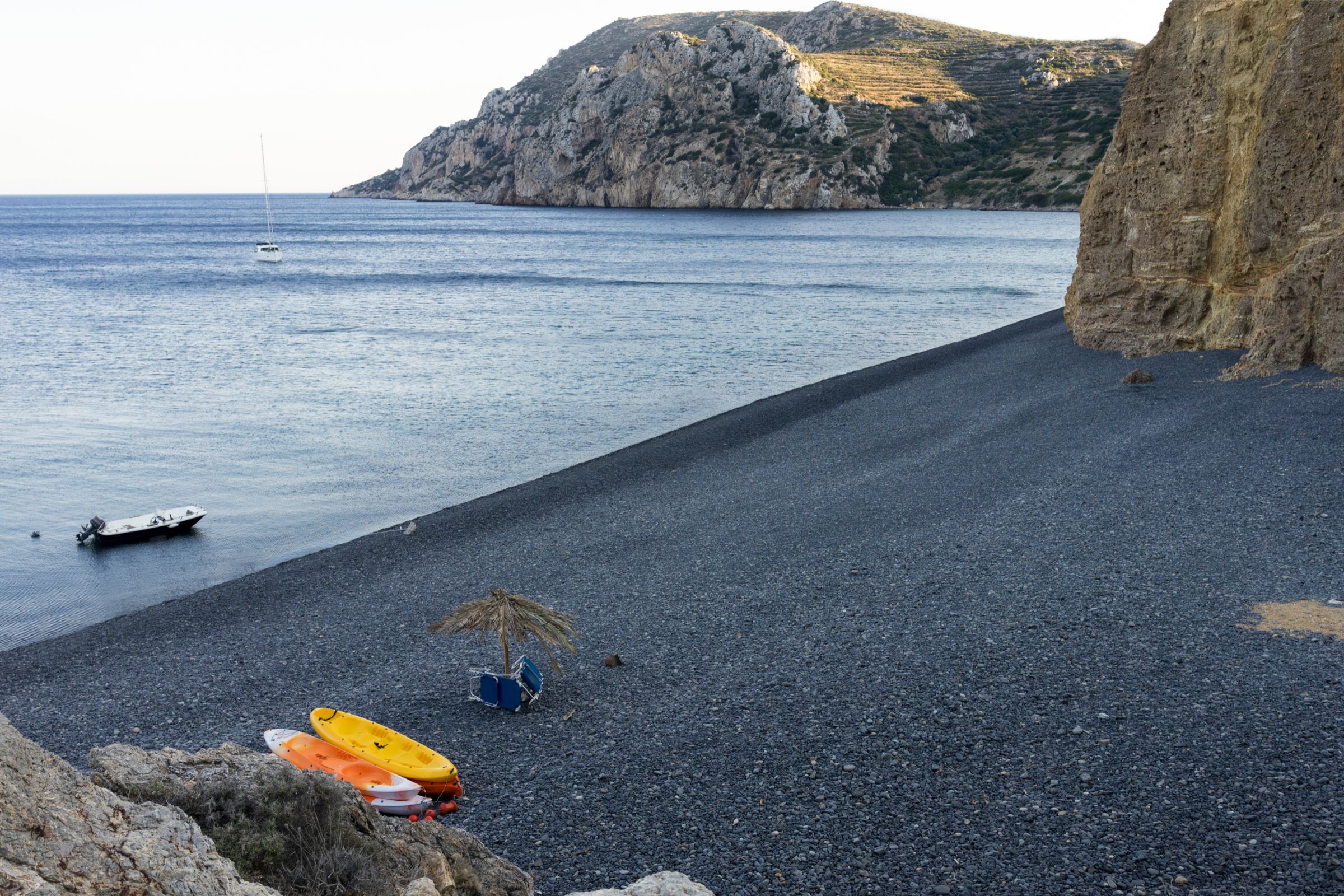Mavra Volia black pebbles