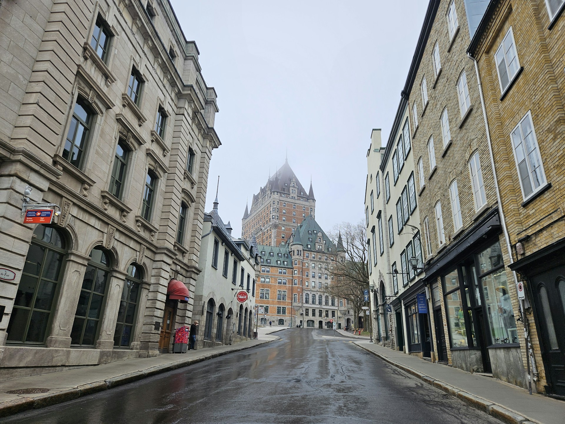 A picturesque cobblestone street in Old Québec