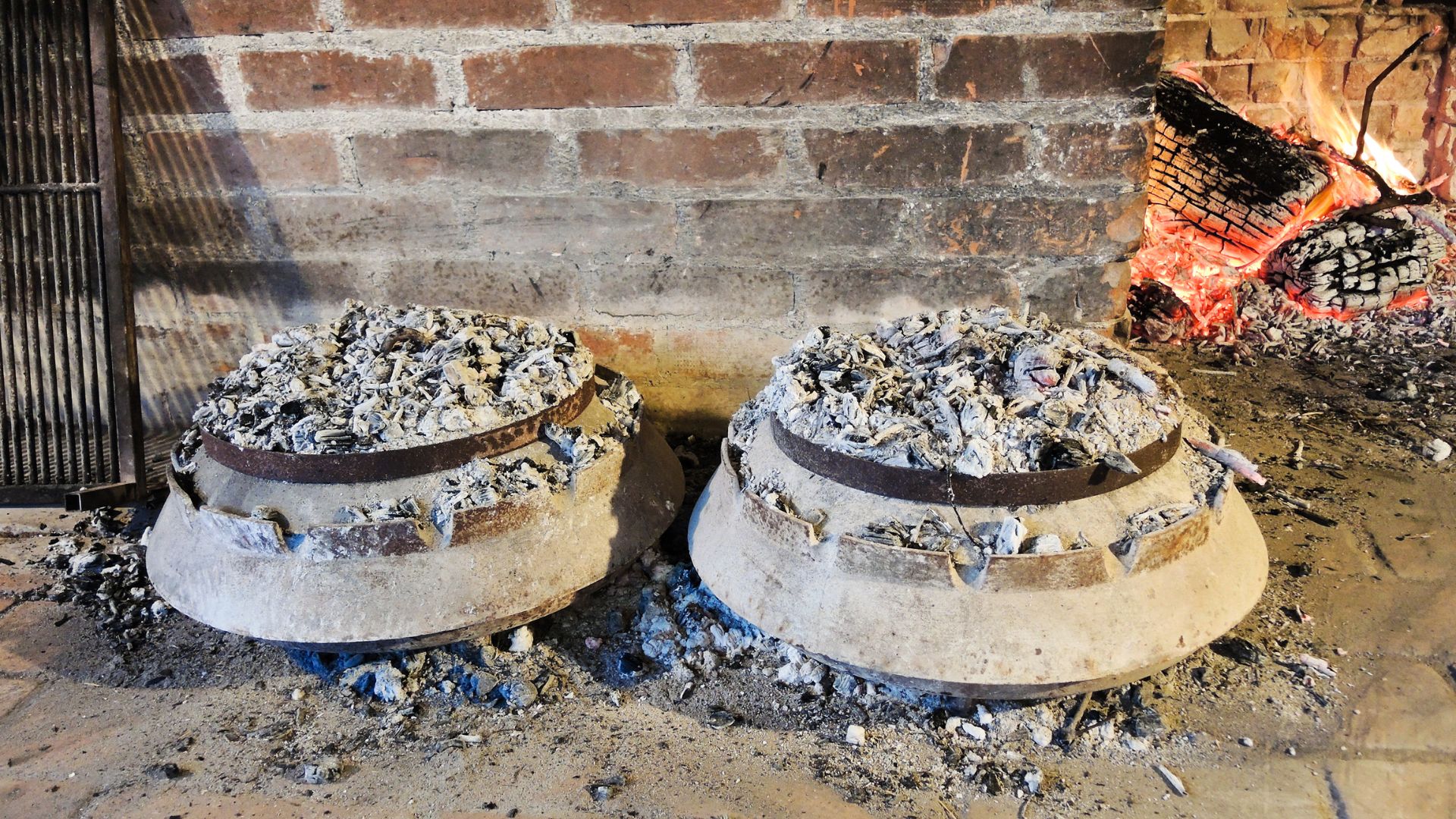 Peka, bell-shaped lid