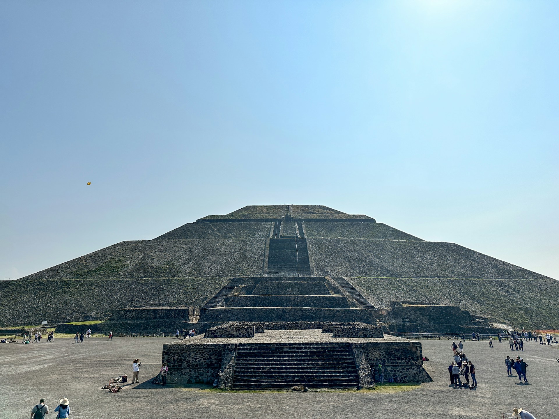 The towering pyramid of Tenochtitlán stands against the backdrop of a clear blue sky