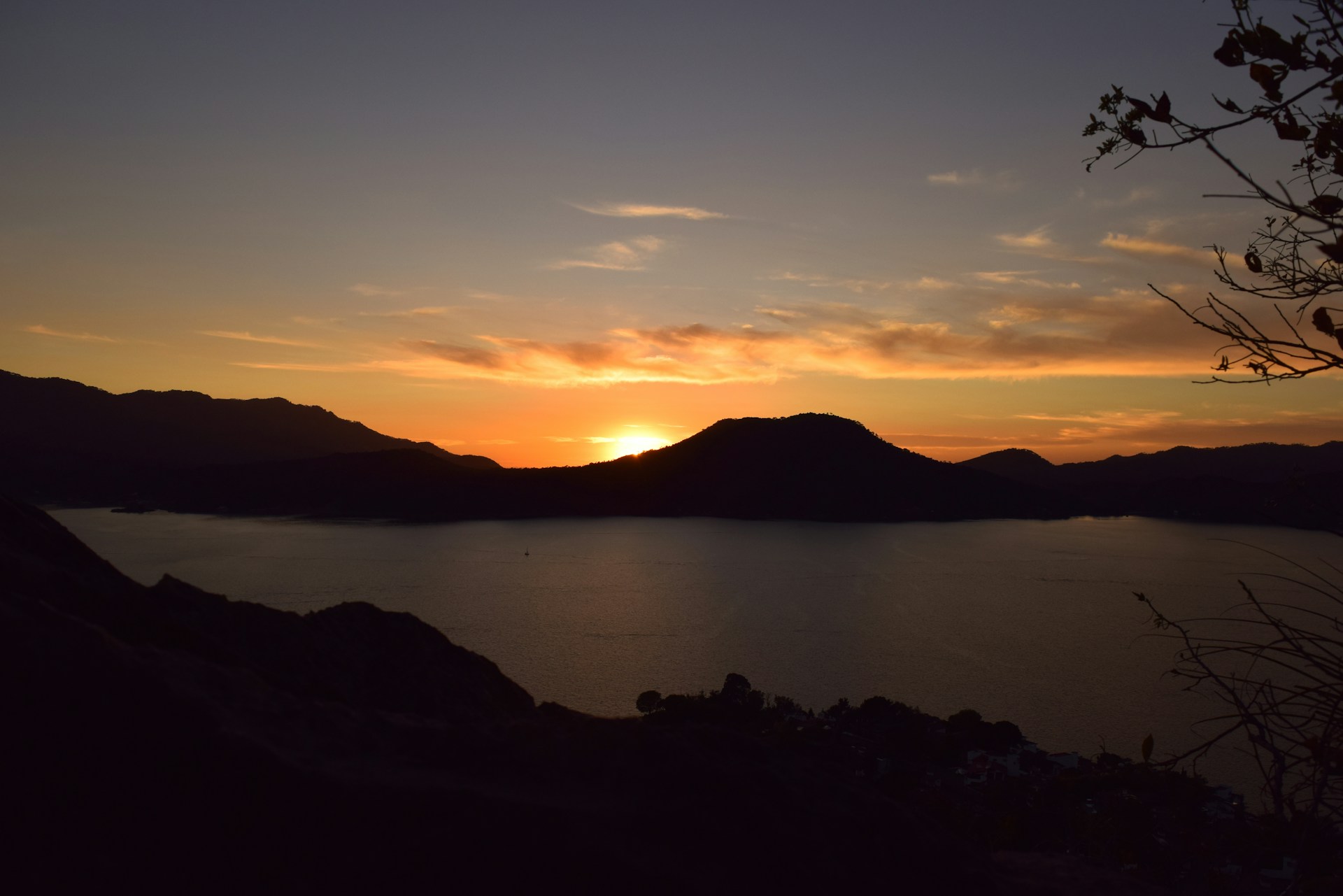 A view of Valle de Bravo at dusk