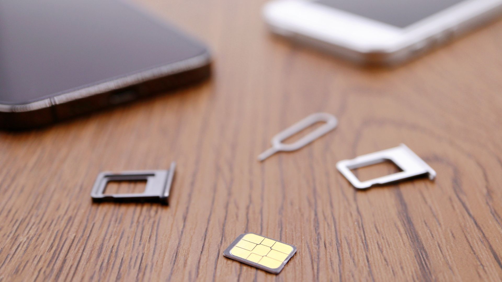 Local SIM cards or mobile plans when travelling